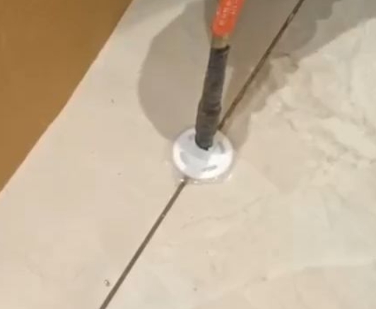 边坝瓷砖空鼓维修公司专业解答瓷砖在铺贴过程中，如果没有涂抹均匀到位的粘结材料（如水泥砂浆或瓷砖胶），可能会导致以下问题