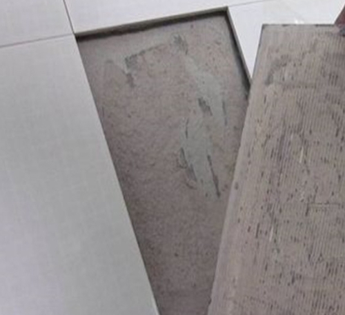 边坝瓷砖空鼓维修公司分享瓷砖铺贴时如果打浆（即涂抹在瓷砖背面和基层上的砂浆或瓷砖胶）过少，会带来以下问题